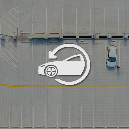 Leerer Parkplatz mit einem parkenden Auto. Mittig im Bild wird das Certqua Logo dargestellt.