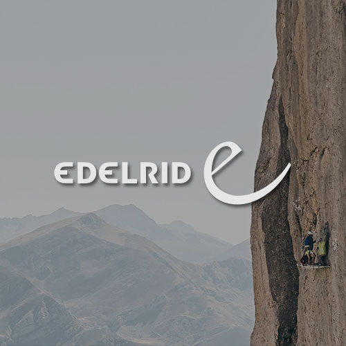 Bergwand mit einem Kletterer. Mittig im Bild wird das Edelrid Logo dargestellt.