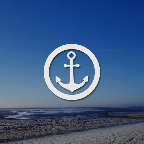 Meer und ein leeren Strand. Mittig im Bild wird das Ostfriesische Inseln Logo dargestellt.