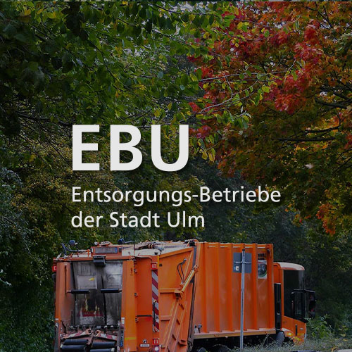 Oranges Müllentsorgungs-Fahrzeug auf einer Straße. Mittig im Bild wird das EBU Logo dargestellt.
