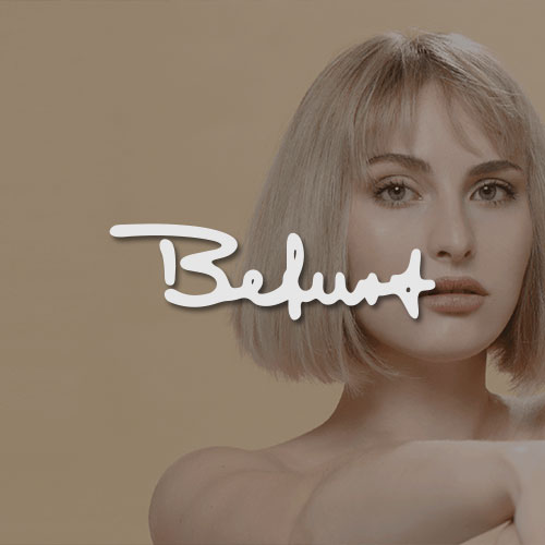 Frau mit kurzen blonden Haaren. Mittig im Bild wird das Befurt Logo dargestellt.